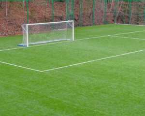 Terrain de football fait à partir de gazon synthétique