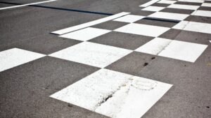 La ligne d'arrivée d'une course sur circuit