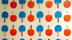 Raquettes de ping pong rouges et bleues