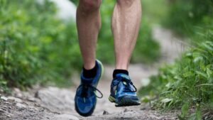 Homme entrain de courir sur un trail
