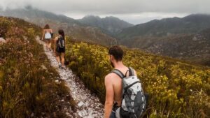 Groupe de jeune gens qui font du trail