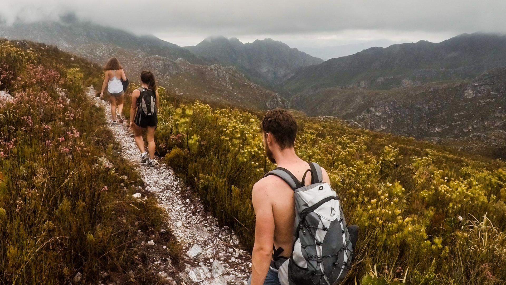 Groupe de jeune gens qui font du trail