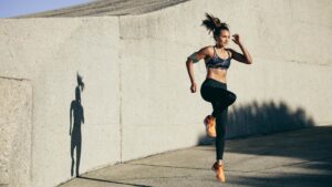 Femme qui fait des exercices de renforcement musculaire