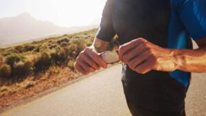 Sportif qui prend du gel énergétique
