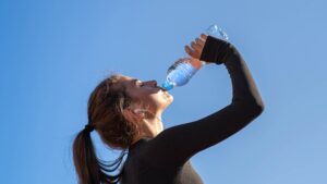 Femme qui s'hydrate