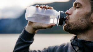 Homme qui boit de l'eau