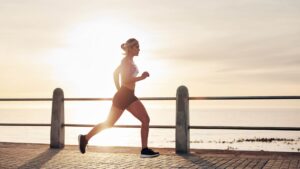 Femme qui se prépare à courir