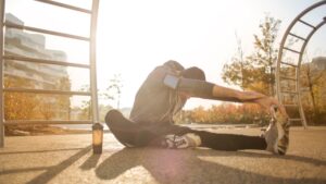 Homme qui fait des étirements