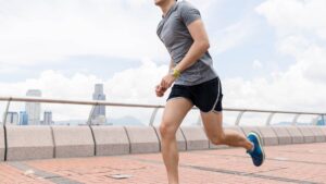 Homme en plein footing