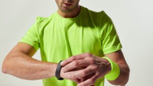 Sportif habillé en jaune fluo