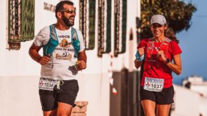 Femme en pleine course de trail