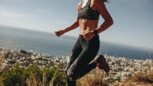 Femme en plein trail