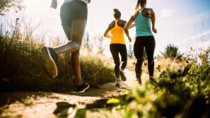 Groupe de femmes qui s'entraîne pour un trail