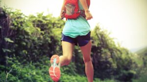 Femme en plein trail