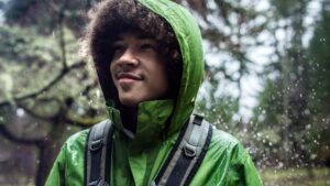 Homme qui porte une veste imperméable verte